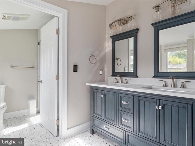 Building Photo - 323 Osage St