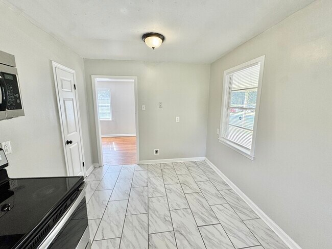 Building Photo - 3176 Beauchamp Dr