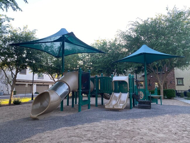 Building Photo - Resort-Style Living in Gilbert – 3 Bed Townhome Near SanTan Village