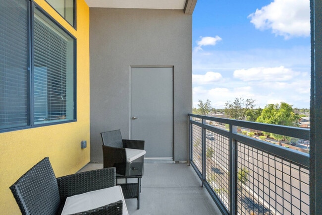 Building Photo - 711 W Broadway Rd