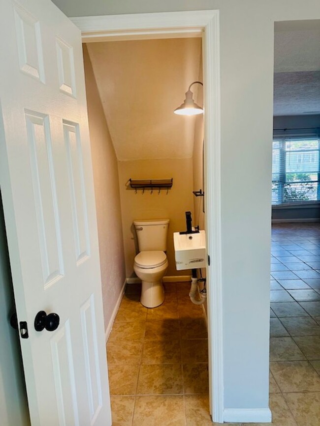 Building Photo - End unit town  house walking distance to b...