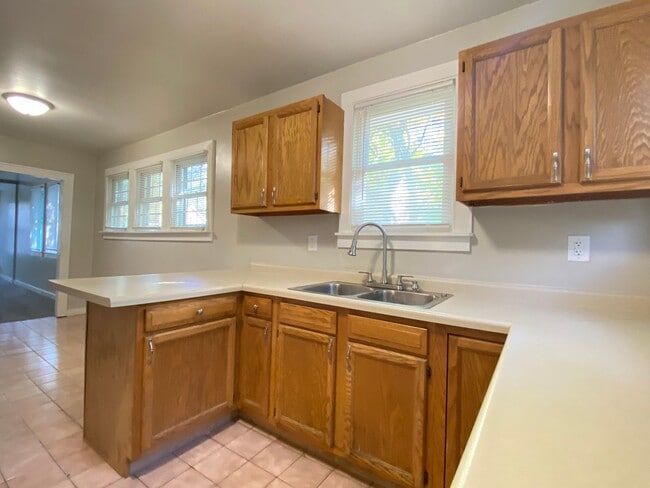 Building Photo - 2 Bed Home With A Den Michigan City