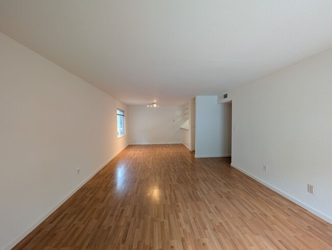 Building Photo - 3 bed / 2 bah Condo. Hardwood floor, forced heat, lots of HOA amenities