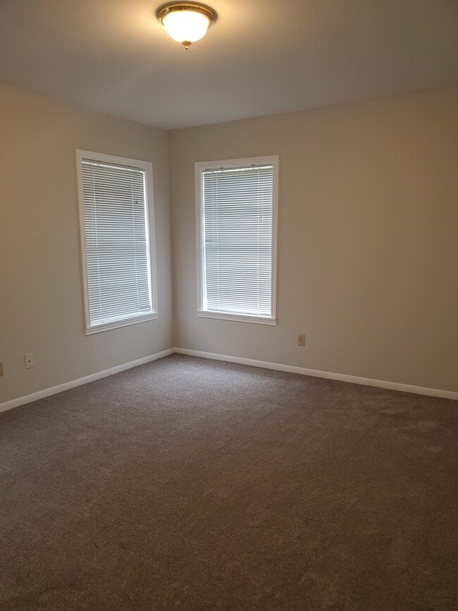 Building Photo - 2301 N Parkwood Dr