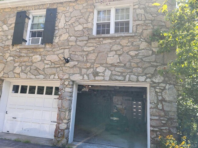 Building Photo - 2 Hart Dr