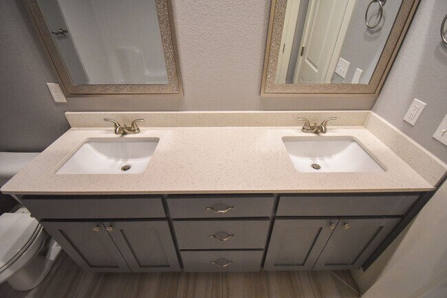 Building Photo - Stunning 3 Bedroom, 2.5 Bathroom Home in F...