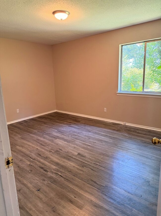 Building Photo - 905 Forest Dale Ln