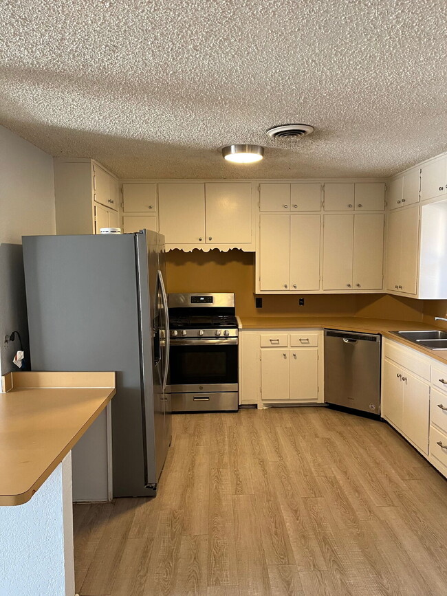 Building Photo - "Charming 3-Bed, 2-Bath Home with Spacious...