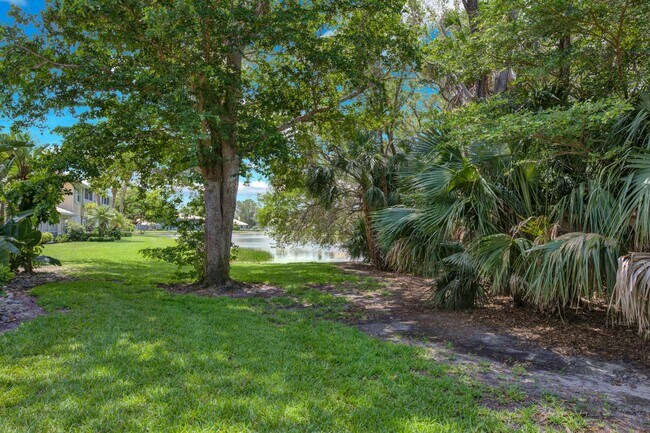 Building Photo - 3/2 Condo available in Emerald Bay!