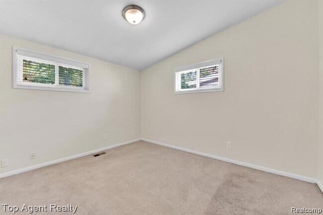 Building Photo - 881 Brooklawn Dr