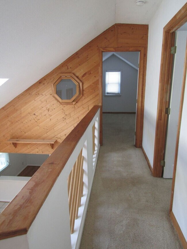 Building Photo - Gorgeous, Completely renovated 3 bedroom