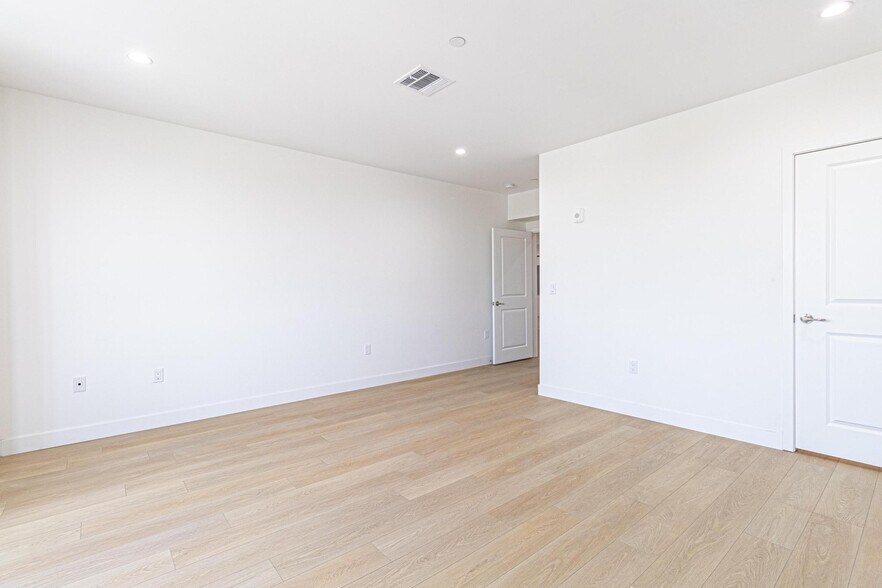 Building Photo - 3672 W Imperial Hwy