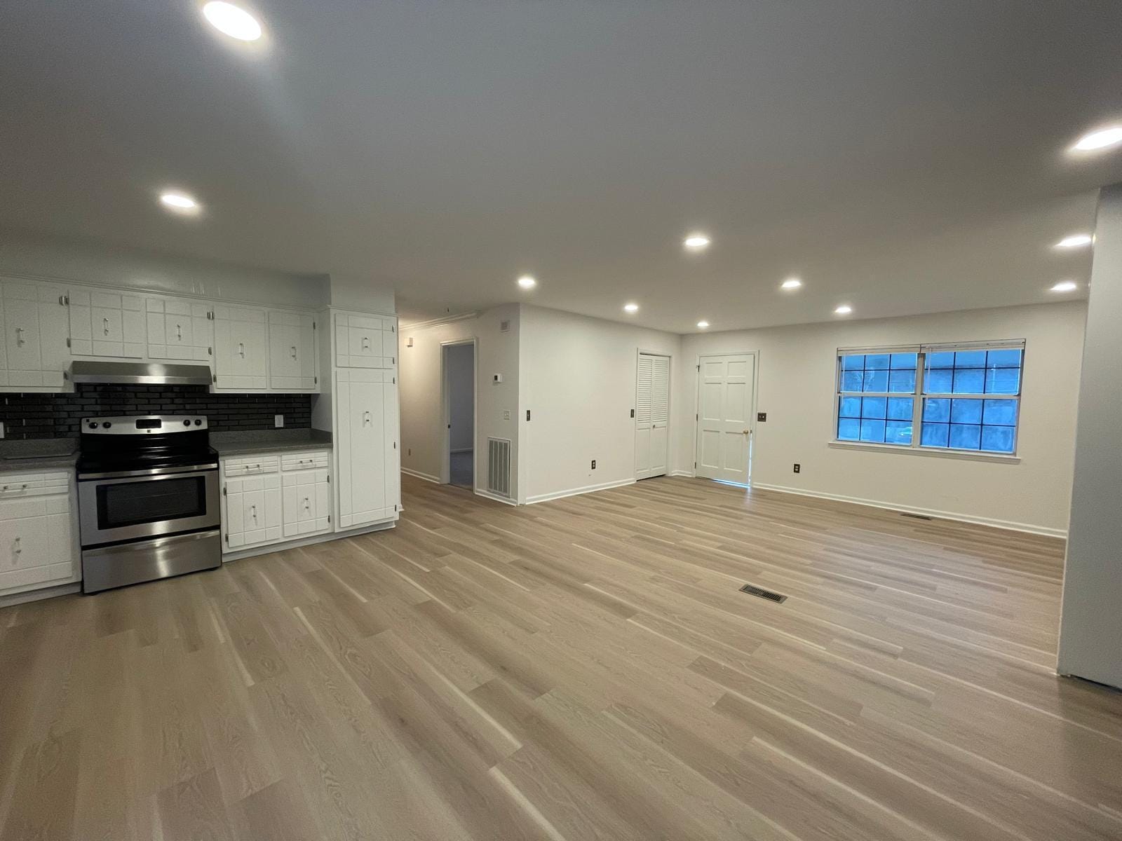 Living area (open concept) - 1936 Ashmore Ave