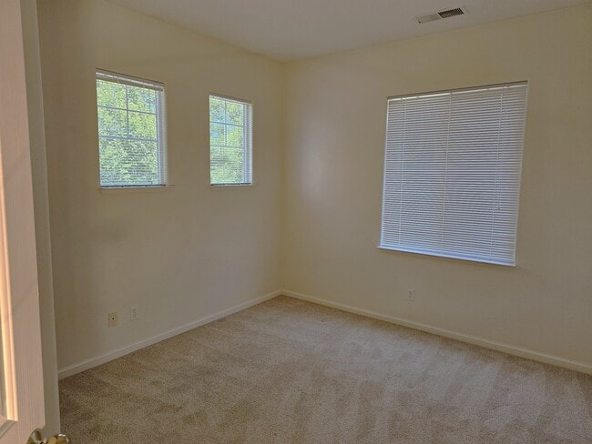 Building Photo - 397 Raven Way
