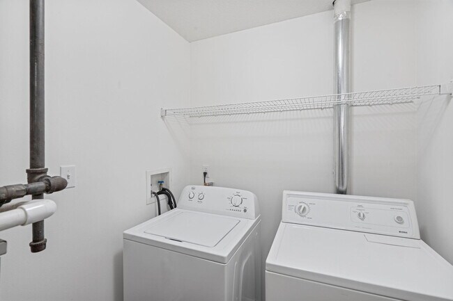 Building Photo - 3503 La Mesa Dr
