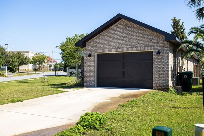 Building Photo - Destin- Bright & Modern 3-Bedroom Home wit...