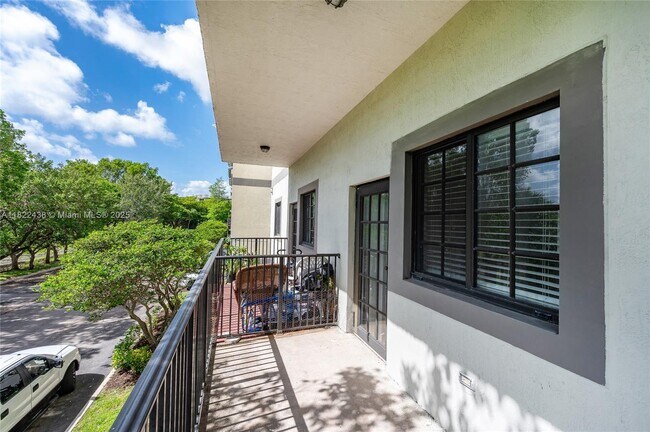 Building Photo - 2851 Riverside Dr