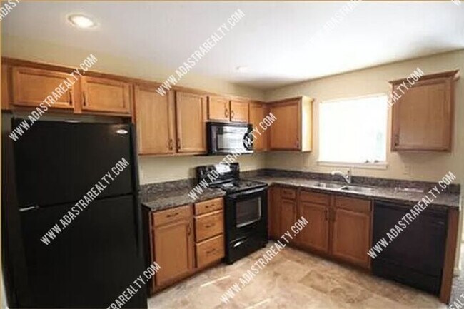 Building Photo - Spacious 3 Bedroom/2.5 Bath Townhome in Platte City-Available in JULY!!
