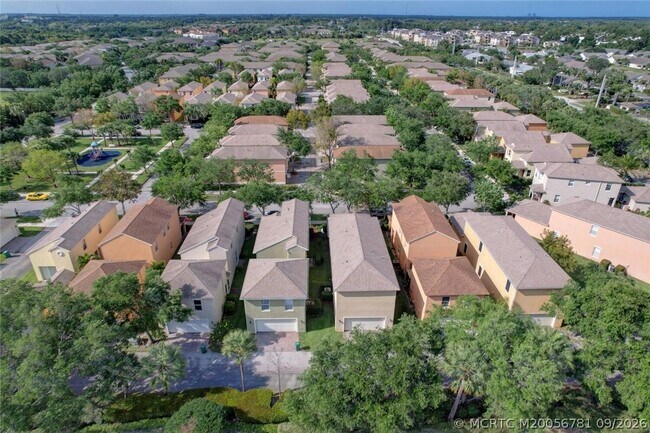 Building Photo - 2085 SE Avon Park Dr