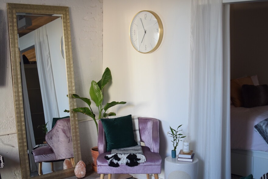 Reading Nook - 244 Peters St SW