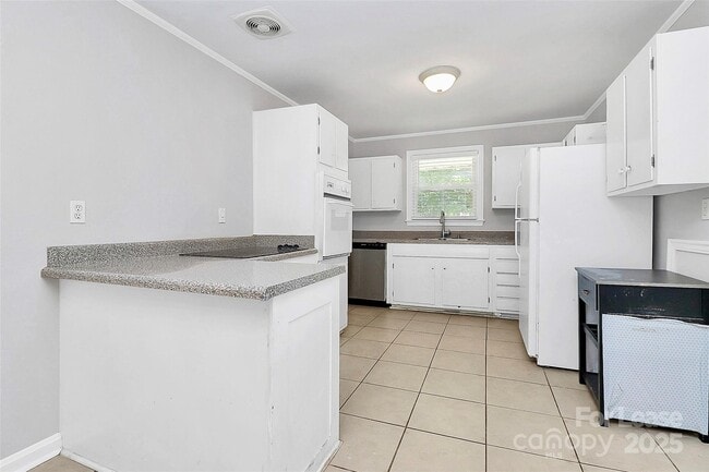 Building Photo - 228 Seneca Pl
