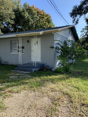 Primary Photo - 1/1 half duplex close to shopping, $1,000/...