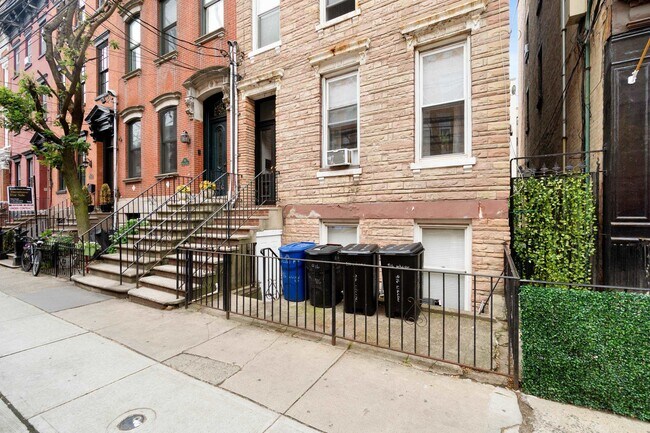Building Photo - 916 Willow Ave