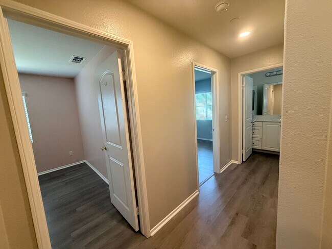 Building Photo - Beautiful Two Story Home, 3 Bedrooms, 2.5 Bathrooms, Solar Panels,