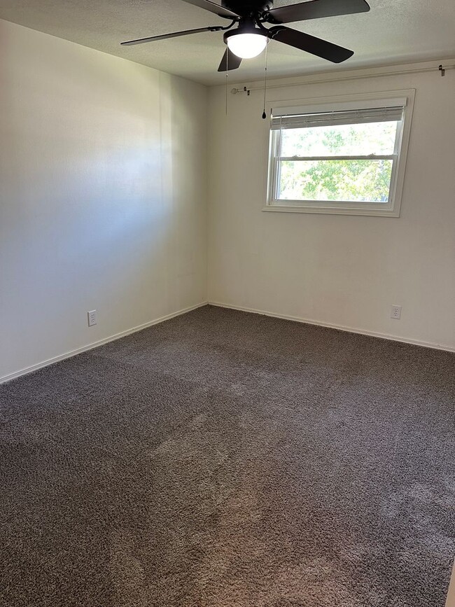 Building Photo - Newly Remodeled 5 Bed, 3 Bath Home – 2-Car...
