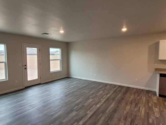 Building Photo - Beautiful 3/2 bath home located in Chaparral Terrace gated community.