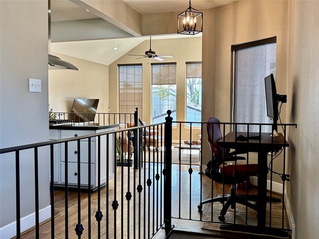 Building Photo - 919 W 15th St