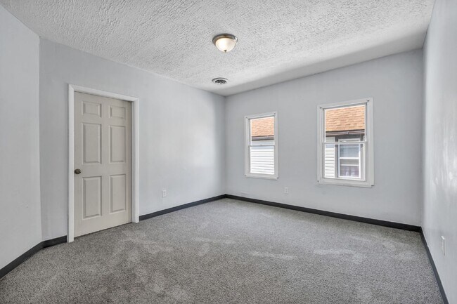 Building Photo - Spacious 5 Bedroom - Vouchers Accepted