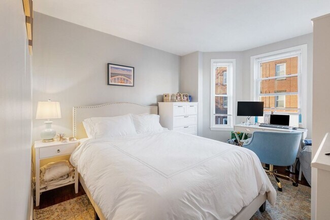 Building Photo - 473 E 5th St