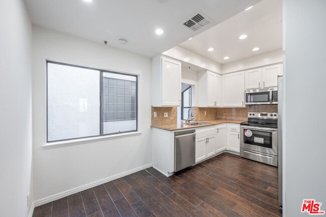 Building Photo - 310 Tahiti Way