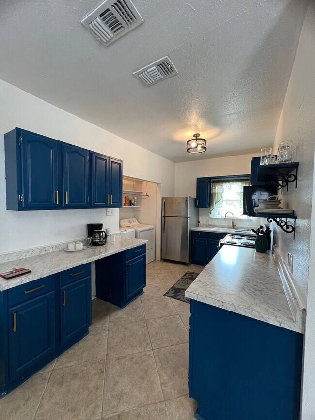 Building Photo - Charming 1BR Townhome in San Antonio