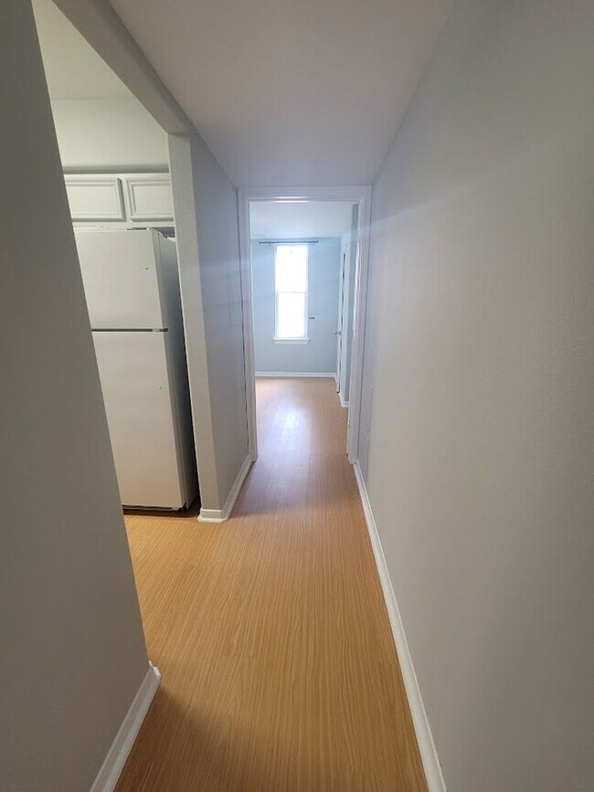 Building Photo - Ground Floor - 1 bedroom 1 bath - Near UTM...