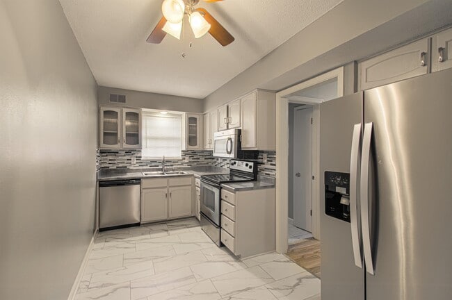 Building Photo - 8011 E 130th Ct