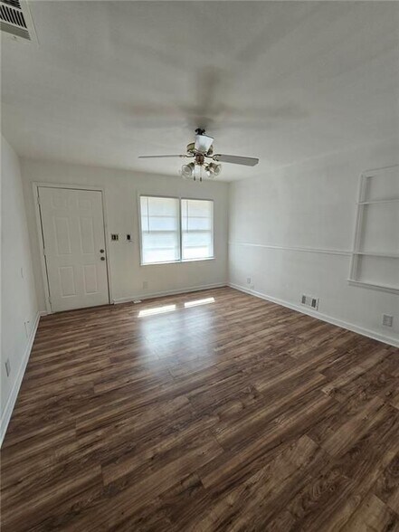 Building Photo - 2850 Middleburg Dr