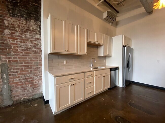 Building Photo - 151 Chestnut St