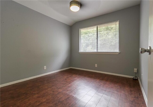 Building Photo - 3901 Knollwood Dr