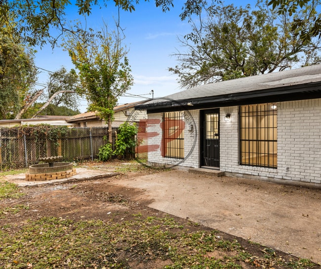 Building Photo - 401 Carver Ave