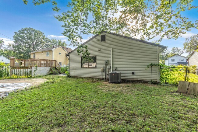Building Photo - 833 Delray Dr
