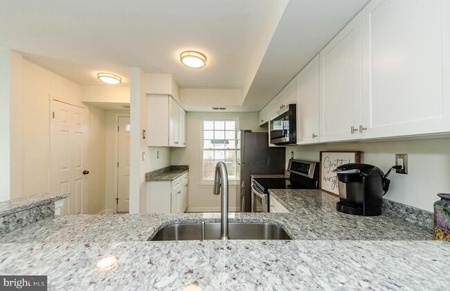 Building Photo - 3300 Lakeside View Dr