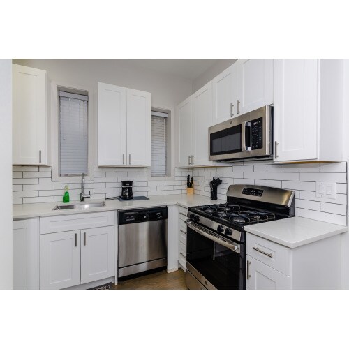 Building Photo - Gorgeous 2 bed/1 bath Recent Rehab!