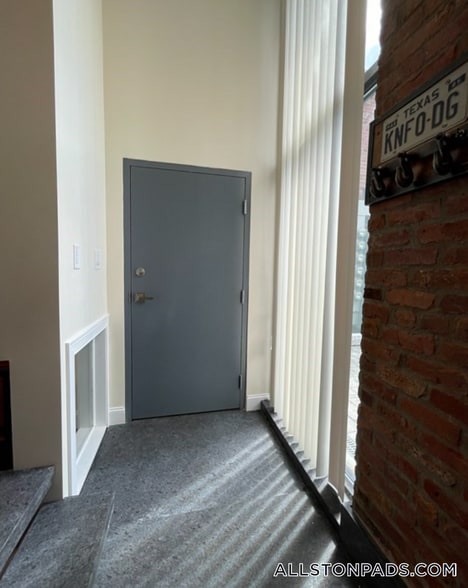 Building Photo - 1028a Commonwealth Ave