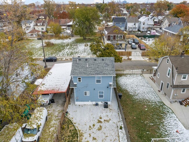 Building Photo - 2009 Sharon St