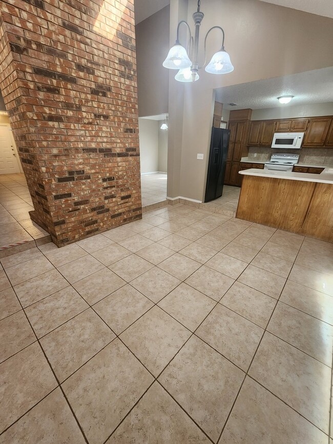 Building Photo - 3 bed 2 bath home, 2 car garage, 2 living areas!