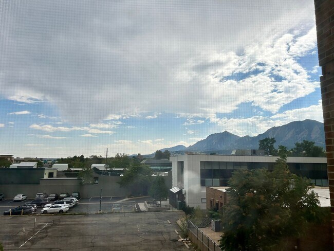 Building Photo - Horizon West Condo for Rent with South-side Views of the Flatiron Mtns