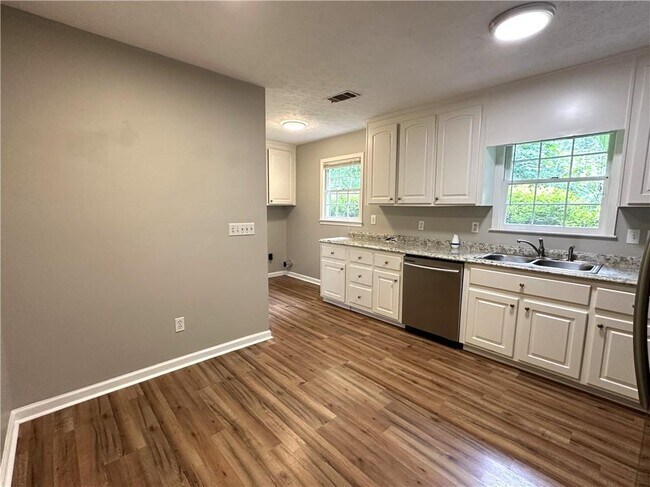 Building Photo - 3559 Ulster Ln NE