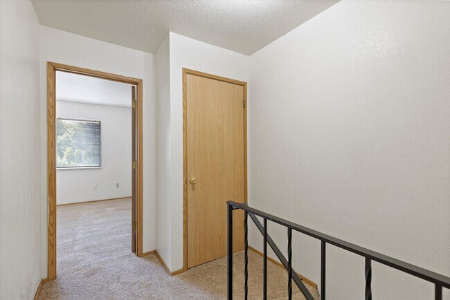 Building Photo - 2 Bedroom Townhouse